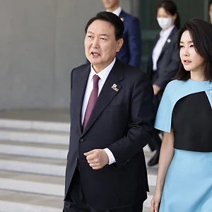 phong cách thời trang nổi loạn của Kim Keon Hee