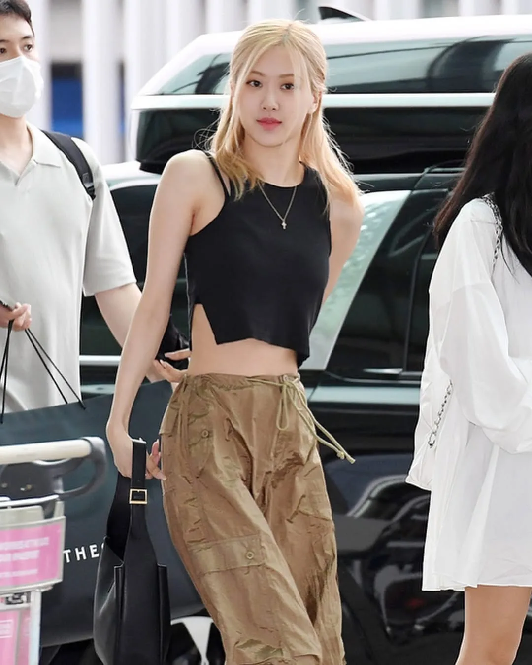 rose diện quần túi hộp cùng áo croptop