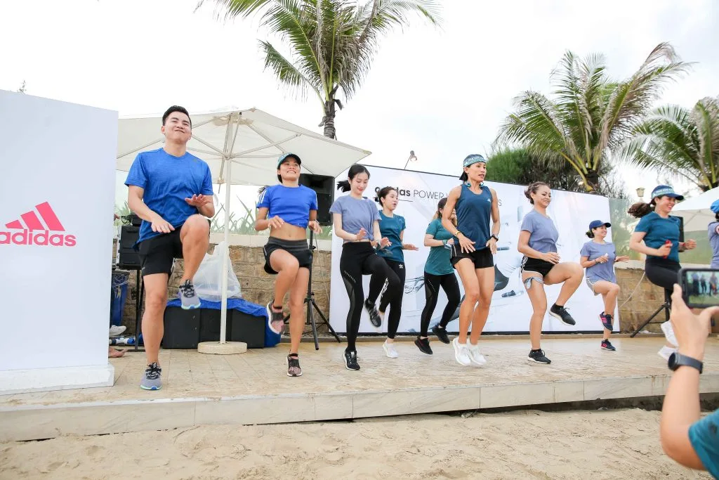 ADIDAS cùng hàng loạt gương mặt hot trổ tài chinh phục bộ môn Yoga trên nước mới lạ. ADIDAS cùng hàng loạt gương mặt hot trổ tài chinh phục bộ môn Yoga trên nước mới lạ.