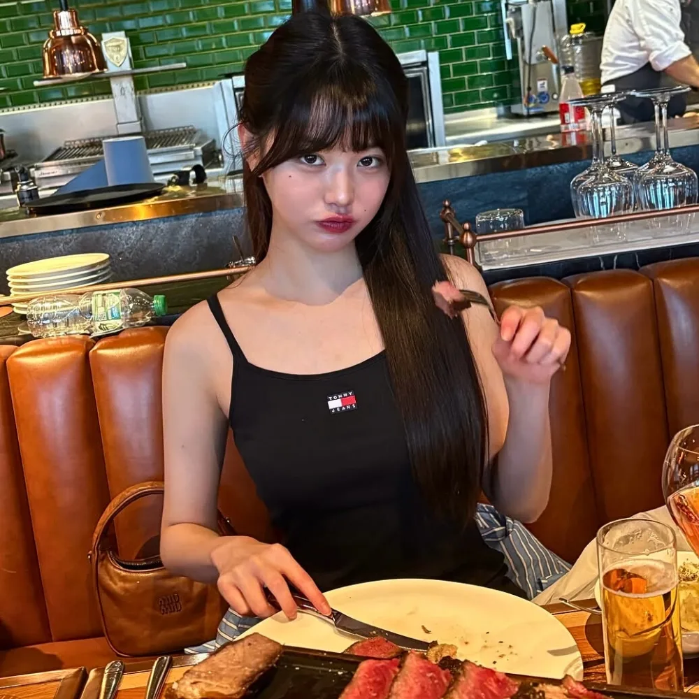 Nữ idol nhóm IVE đang ăn beefsteak