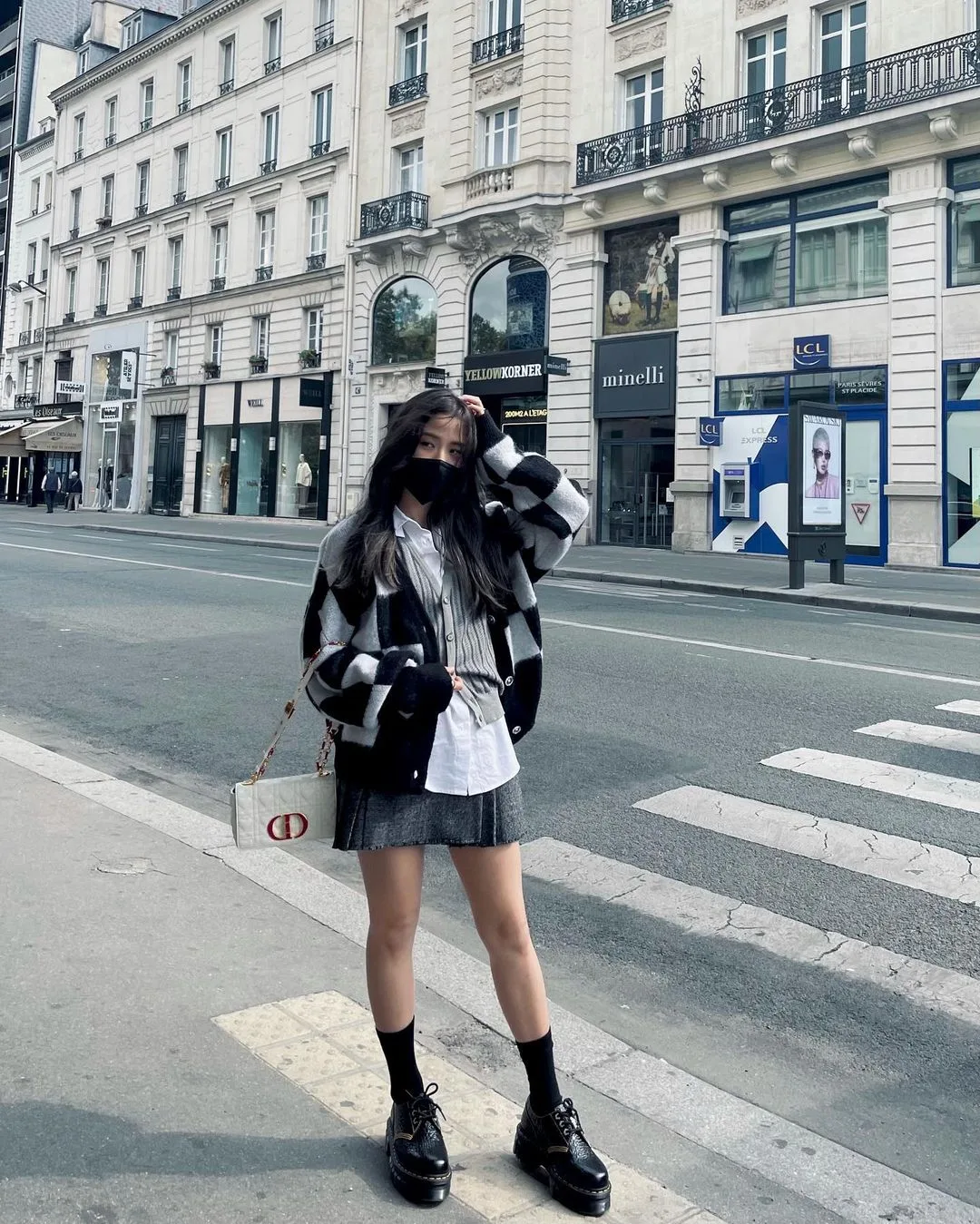 jisoo diện công thức layering cùng cardigan tại pháp