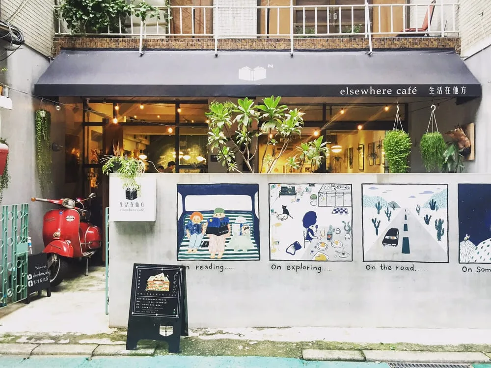 Thiết kế sinh động và bắt mắt của Elsewhere Cafe.