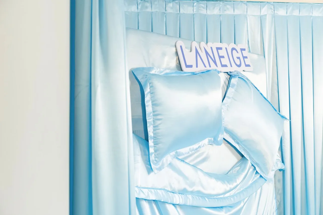Không gian trưng bày tông xanh satin mô phỏng giấc ngủ trong sự kiện ra mắt mặt nạ ngủ Laneige thế hệ thứ 6.