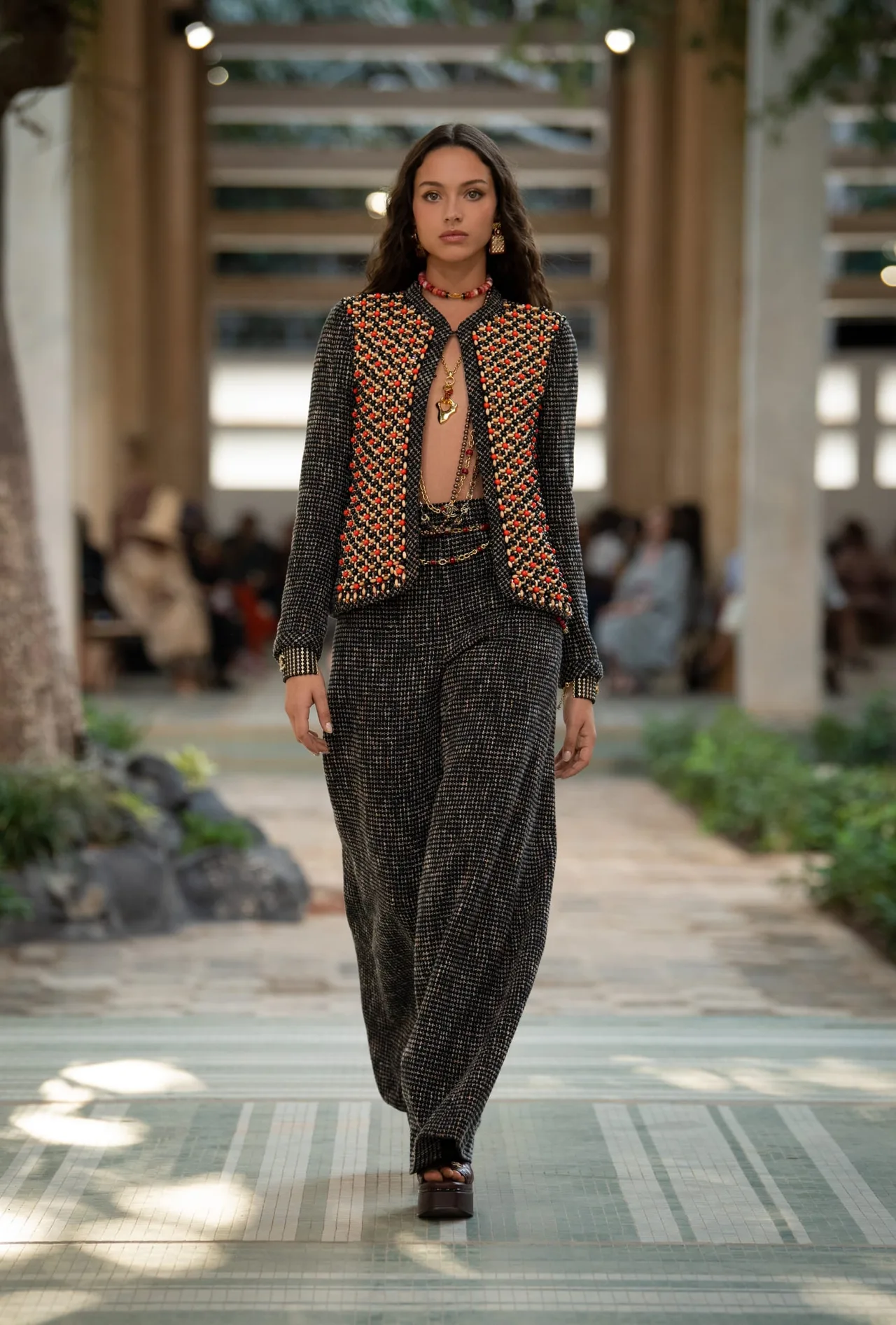 CHANEL Métiers d’art DAKAR 2022/23 look 7