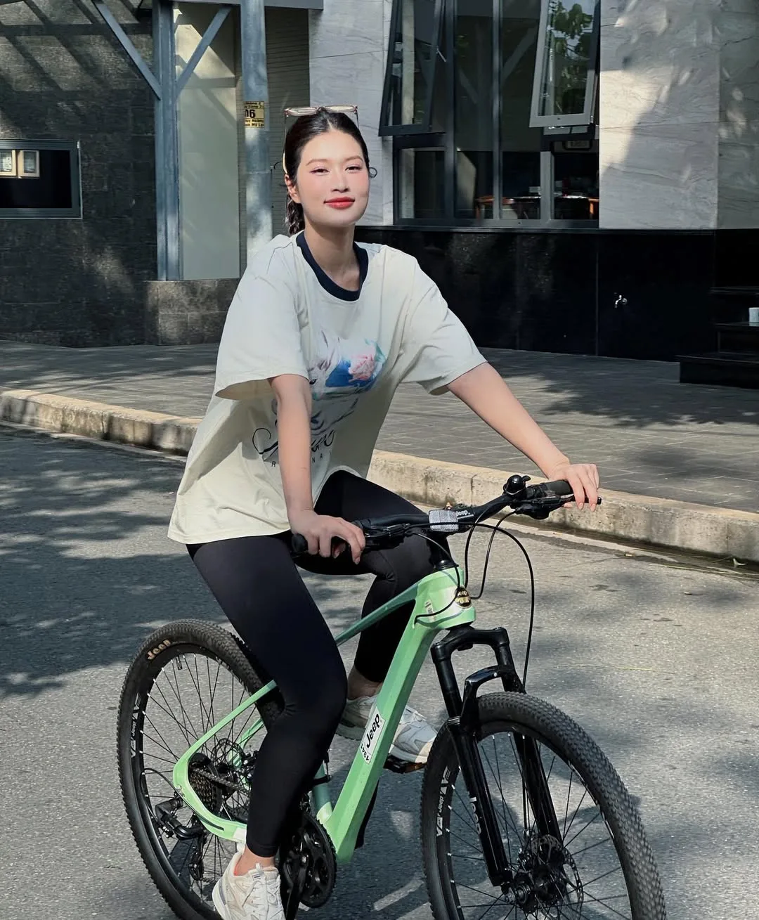 thiên ân mặc áo thun oversize thể thao