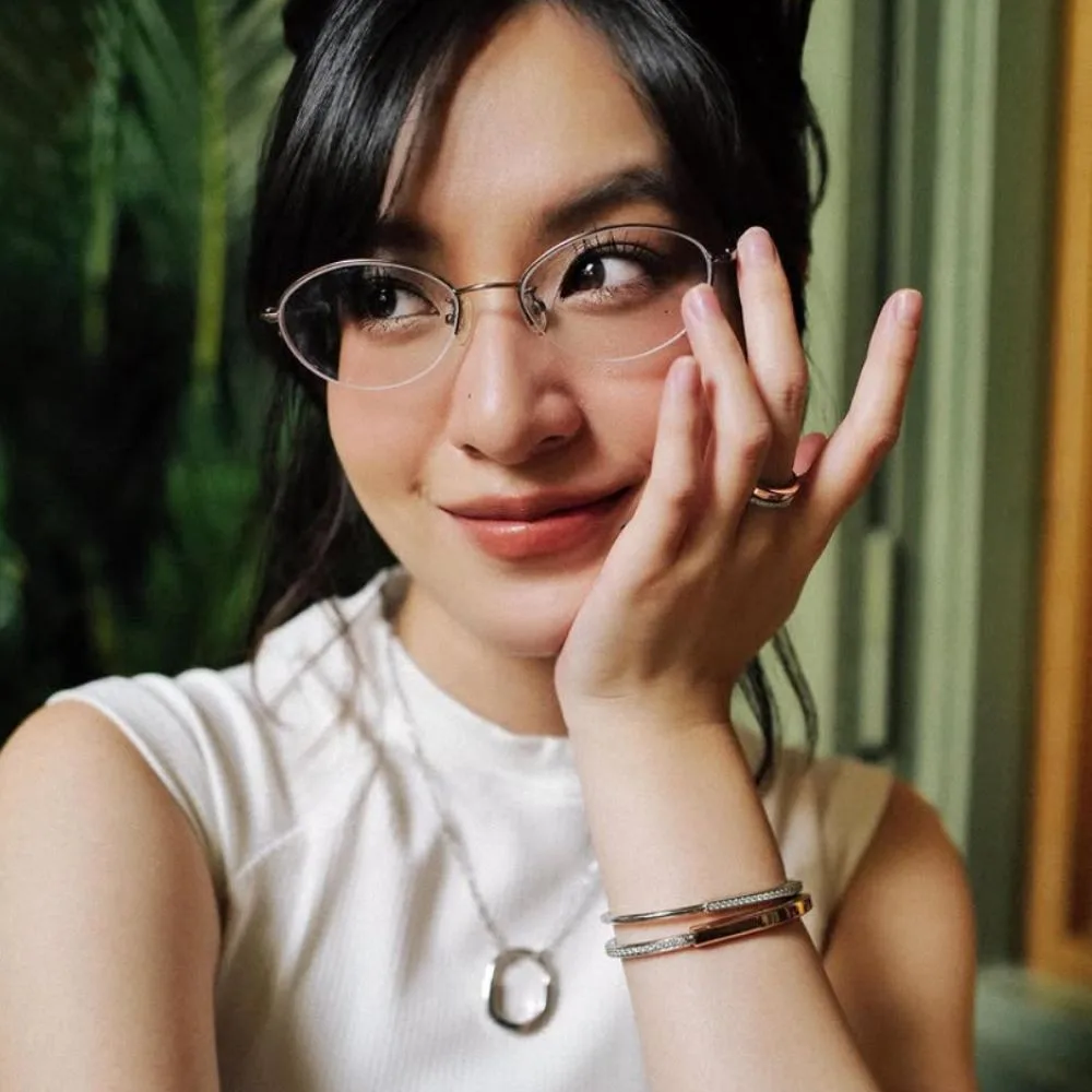 Cô gái dùng tay chạm vào mắt kính