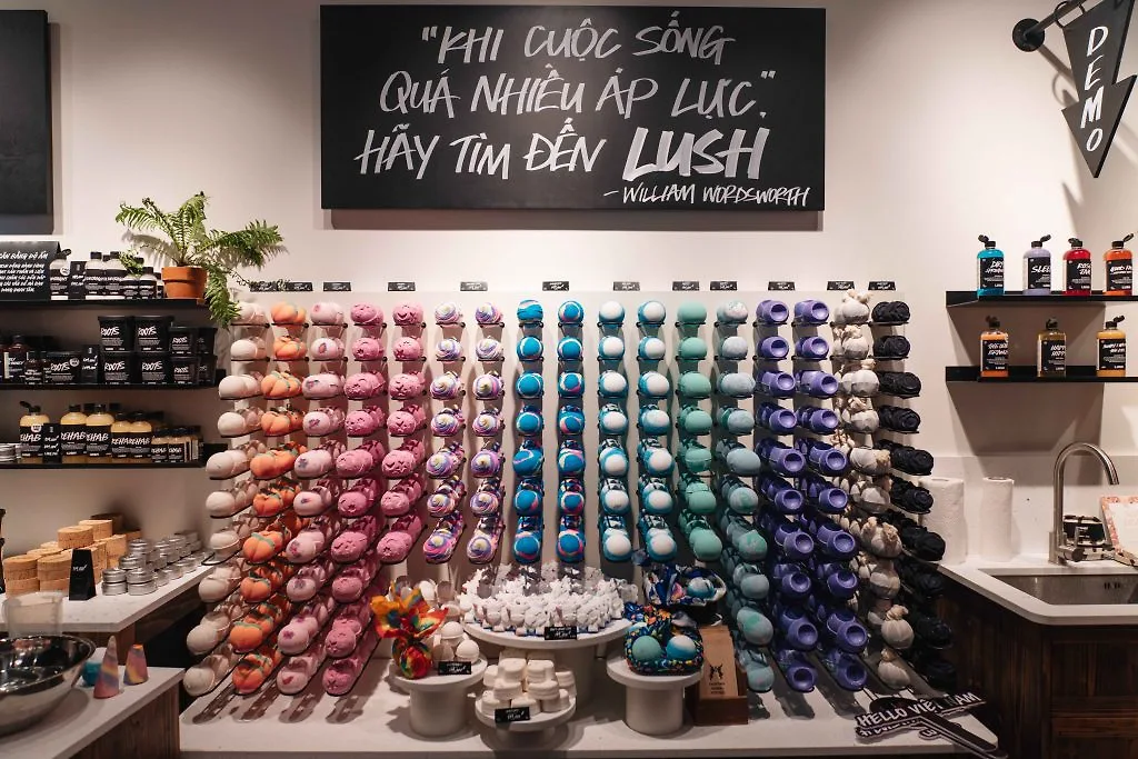 Khu vực bom tắm nổi tiếng của Lush. Khu vực bom tắm nổi tiếng của Lush.