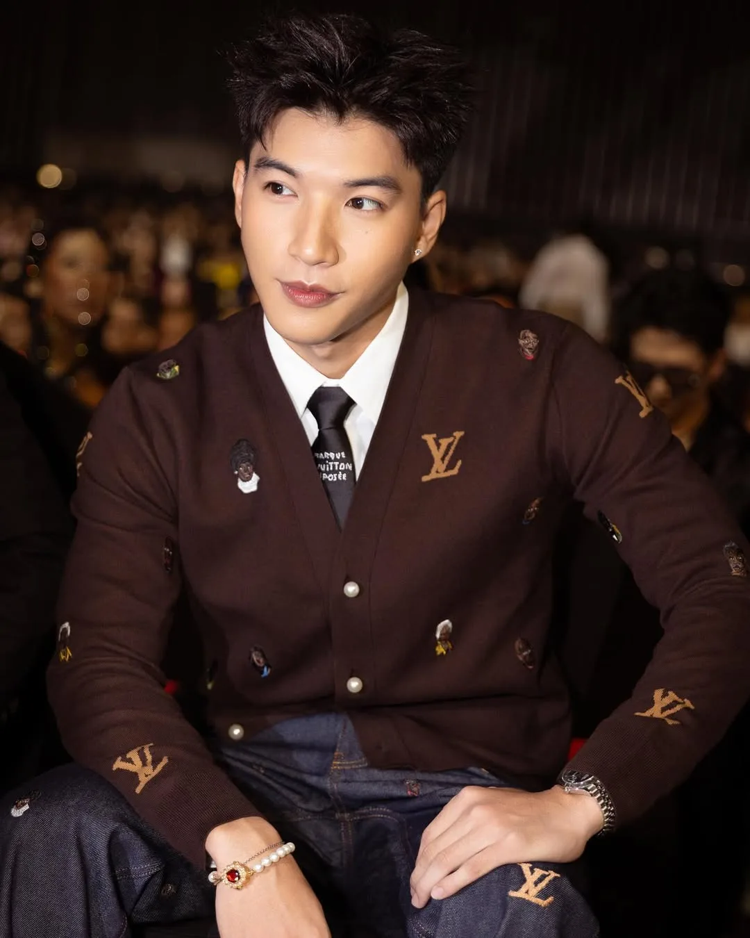 HIEUTHUHAI và vòng tay ngọc trai Louis Vuitton