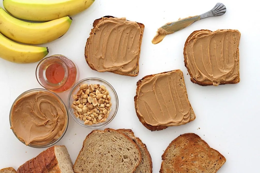 Món ăn có sự cân bằng giữa chất xơ và protein thì bánh mì phết bơ đậu phộng là sự lựa chọn phù hợp. thực phẩm - peanut