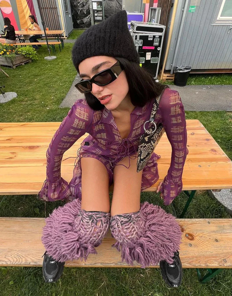 Dua Lipa diện chiếc beanie