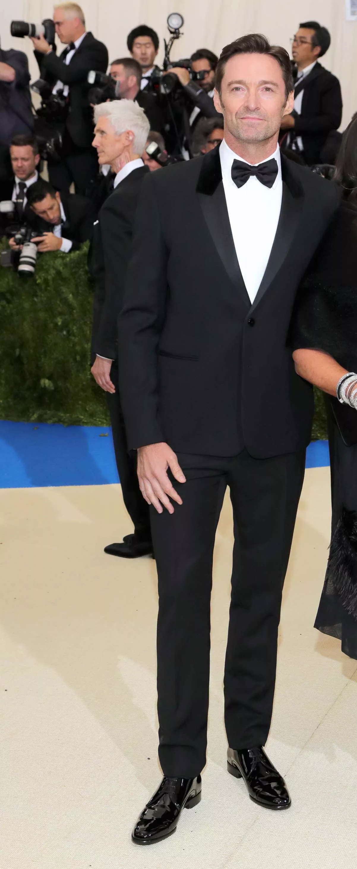 Nam diễn viên Hugh Jackman và Derek Blasberg cùng khẳng định phong độ lịch lãm với tuxedo đen truyền thống.