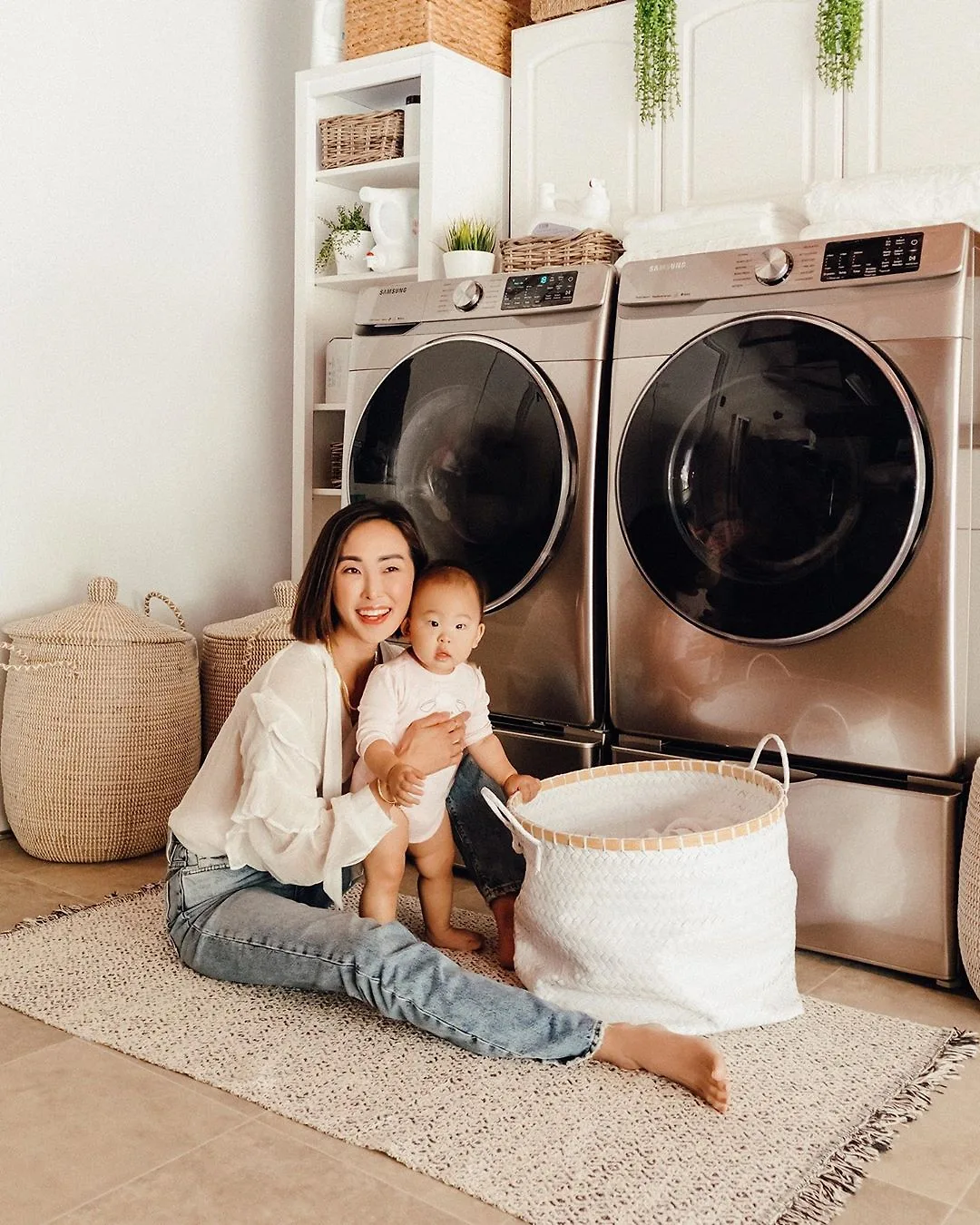 Fashionista Chriselle Lim mặc trang phục ở nhà với áo sơ mi trắng và quần jeans