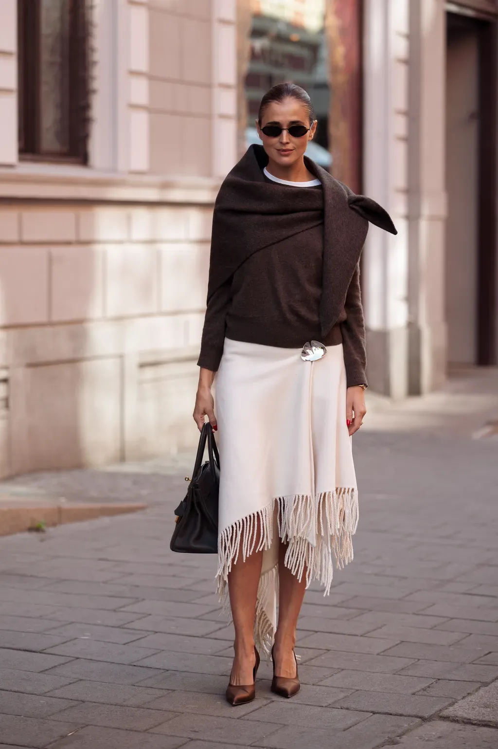 Bản phối ngẫu hứng giữa khăn cashmere trơn và áo blazer oversize tạo nên một tổng thể trang phục thời thượng.