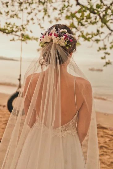 Hoa được kết thành khối giống như một chiếc vương miện cài phía trước hoặc sau khăn voan