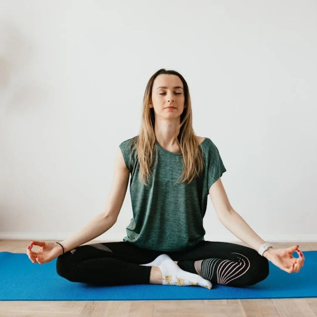 Co gái ngồi thiền giảm stress, hạn chế nếp nhăn