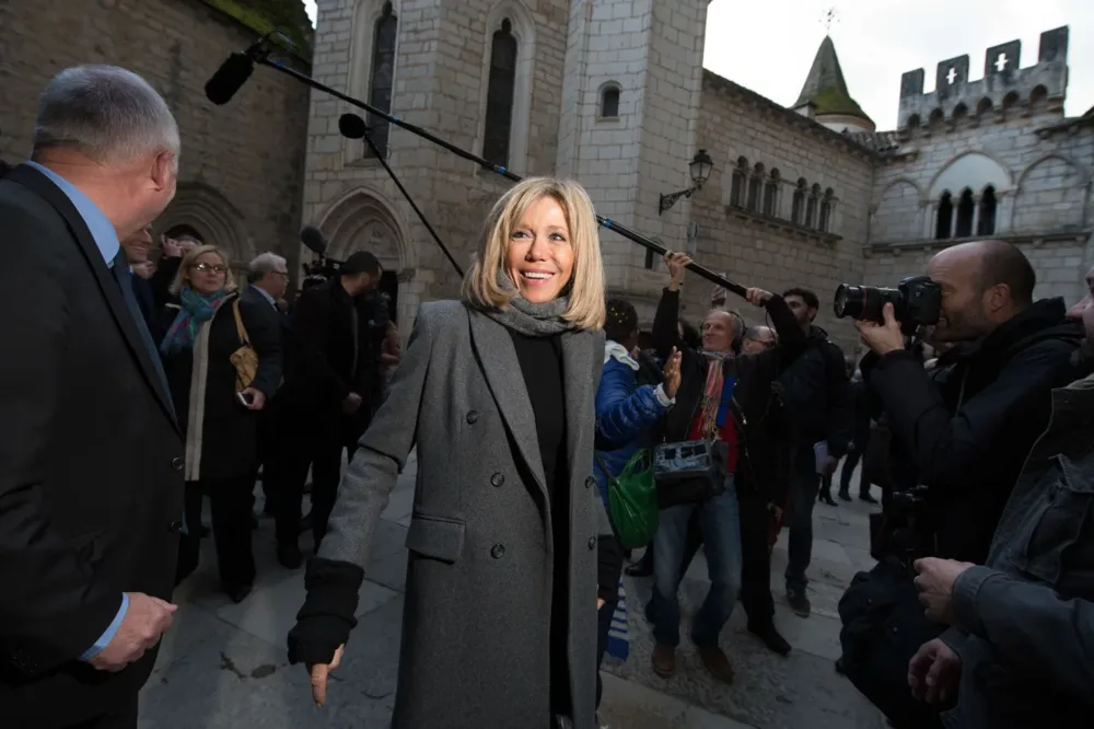 Brigitte Macron diện trench coat