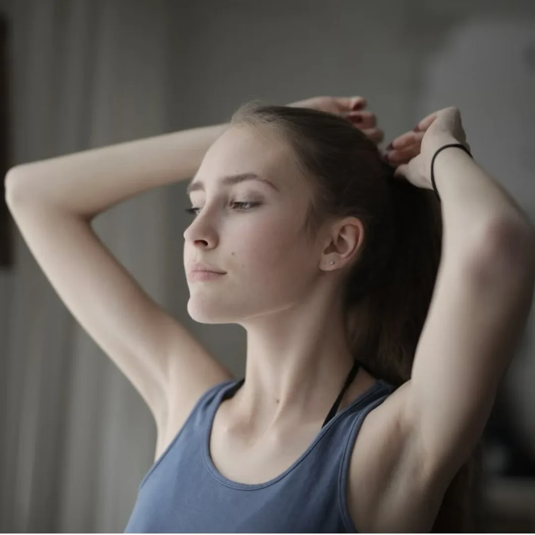 cô gái tránh cột tóc quá chặt gây rụng tóc