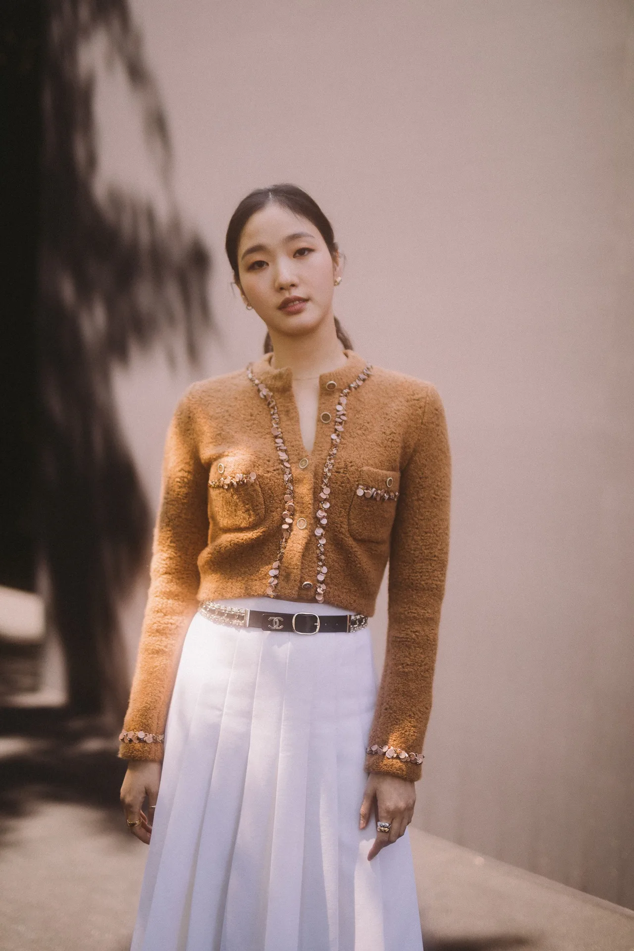 Kim Go Eun mặc áo khoác tweed màu nâu và chân váy trắng tại sự kiện Chanel