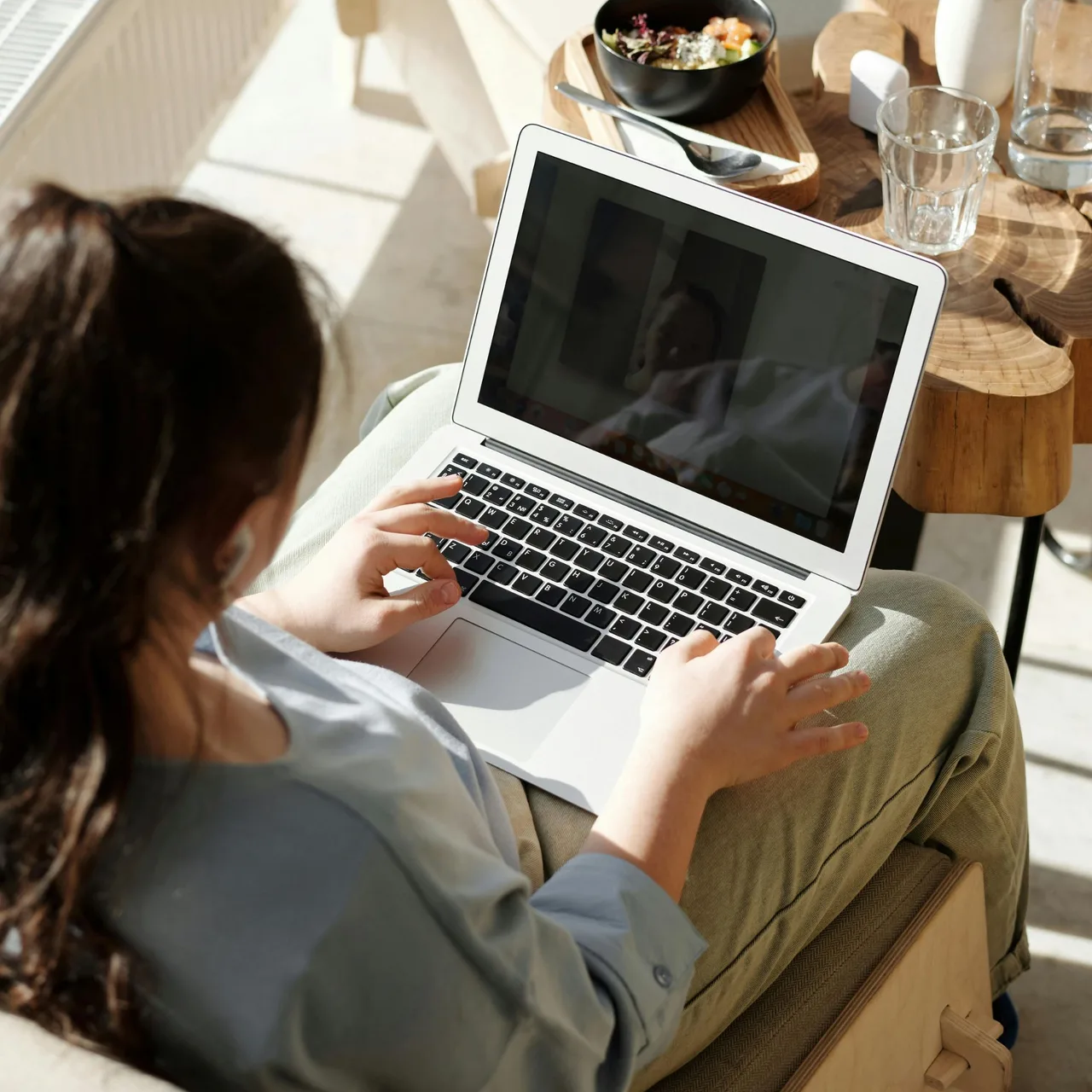 cô gái xác định thứ tự ưu tiên công việc để đánh bay sự lười biếng