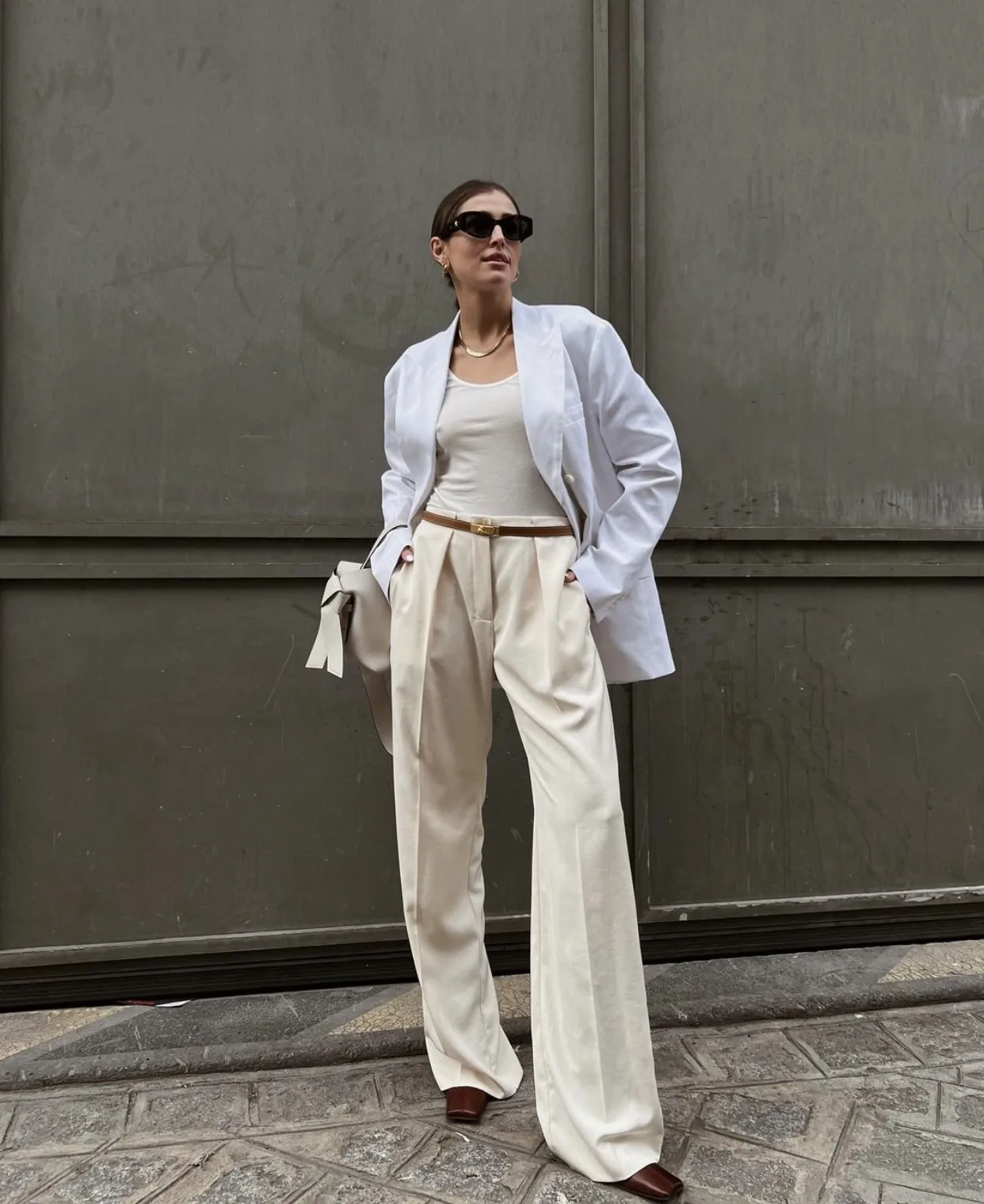 Quần suông trong bản phối cùng Tanktop và Blazer