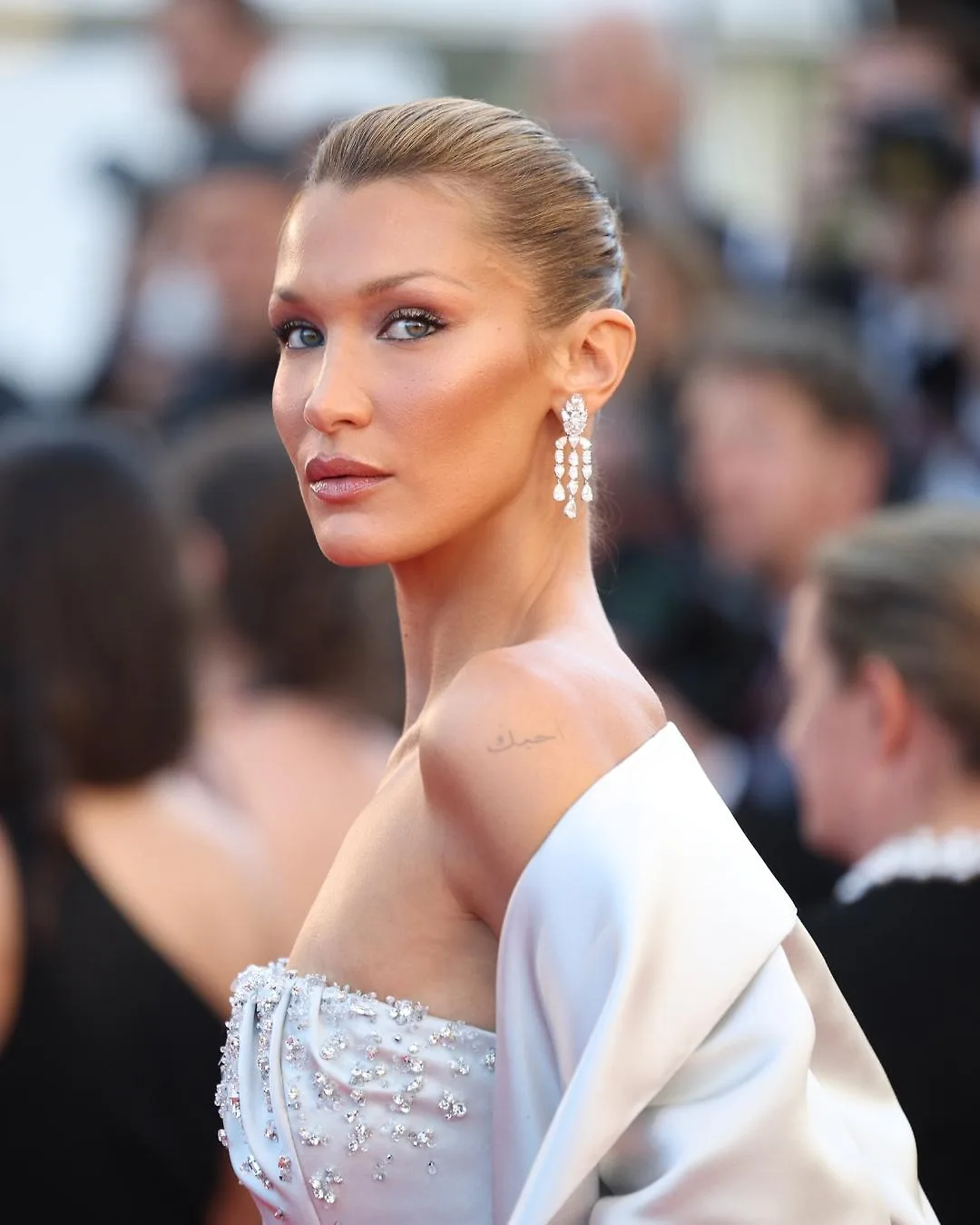 Bella Hadid đeo Chopard tại Cannes 2026