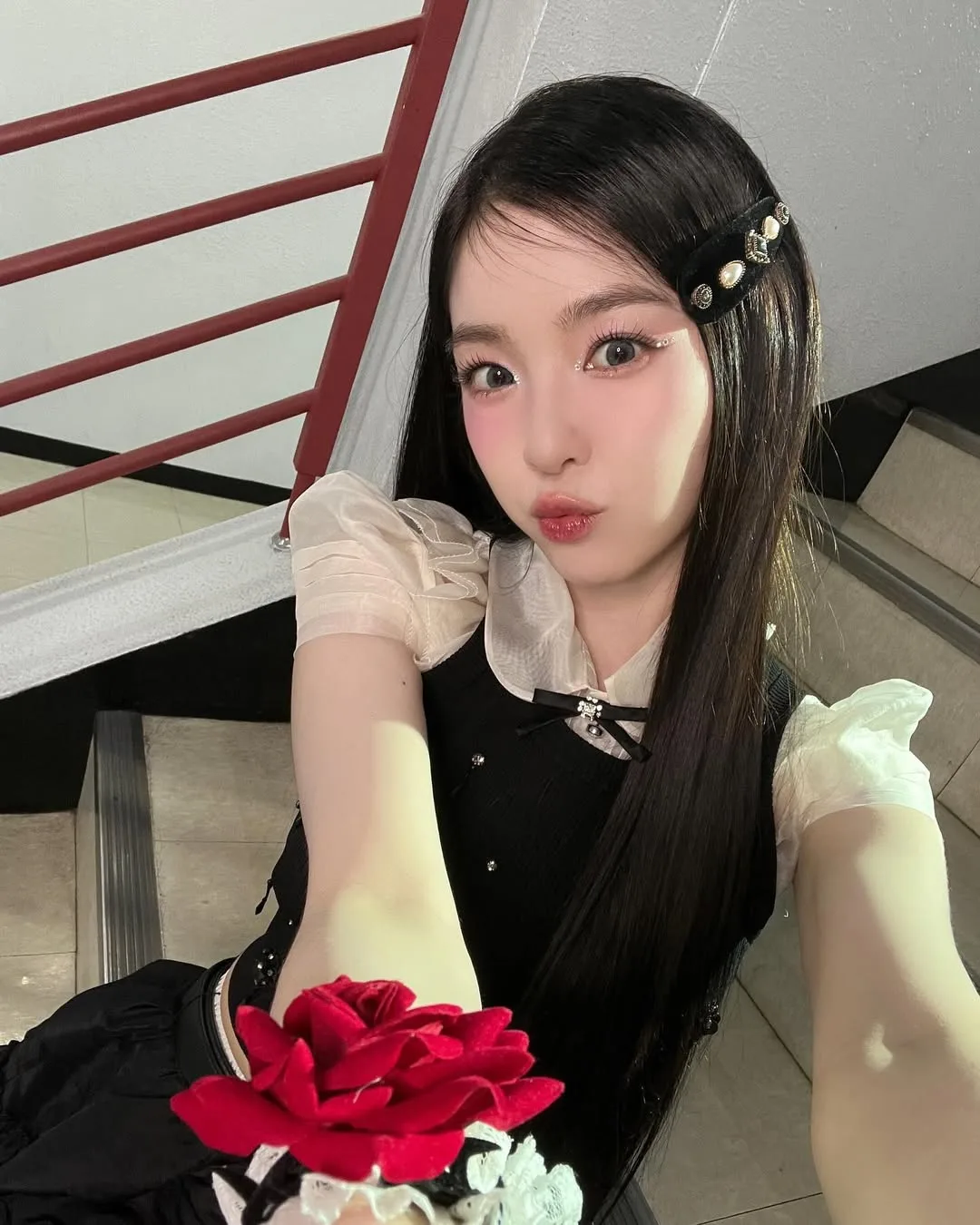 Điểm nhấn nhỏ làm khuôn mặt trông sáng hơn.