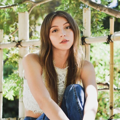 cô gái đang ngồi khoanh chân
