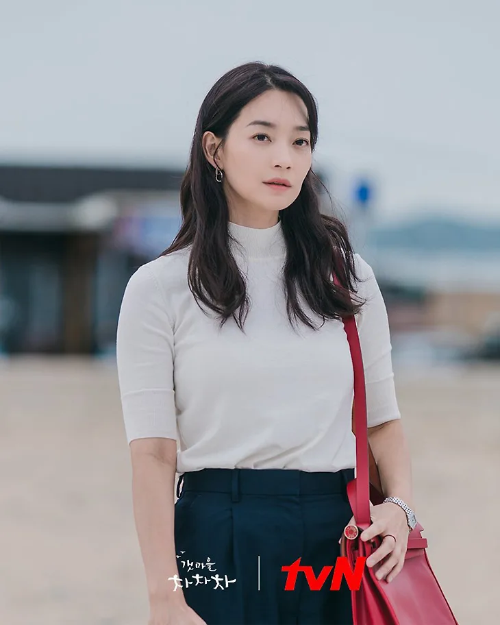 Rời phố thị về thị trấn ven biển, Hye Jin vẫn giữ vẻ đẹp kiểu diễm trong Hometown Cha-Cha-Cha Rời phố thị về thị trấn ven biển, Hye Jin vẫn giữ vẻ đẹp kiểu diễm trong Hometown Cha-Cha-Cha