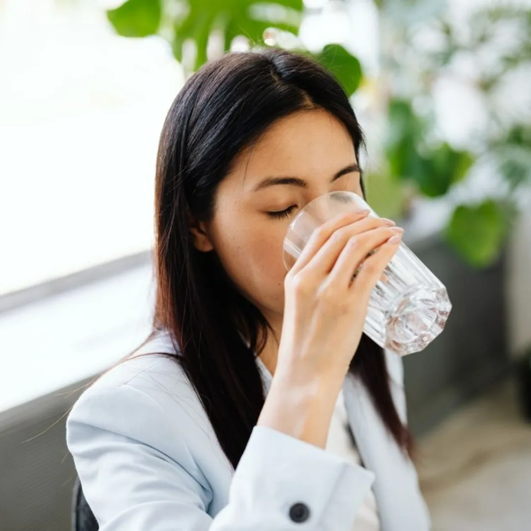 Cổ họng dễ khô nếu không uống đủ nước