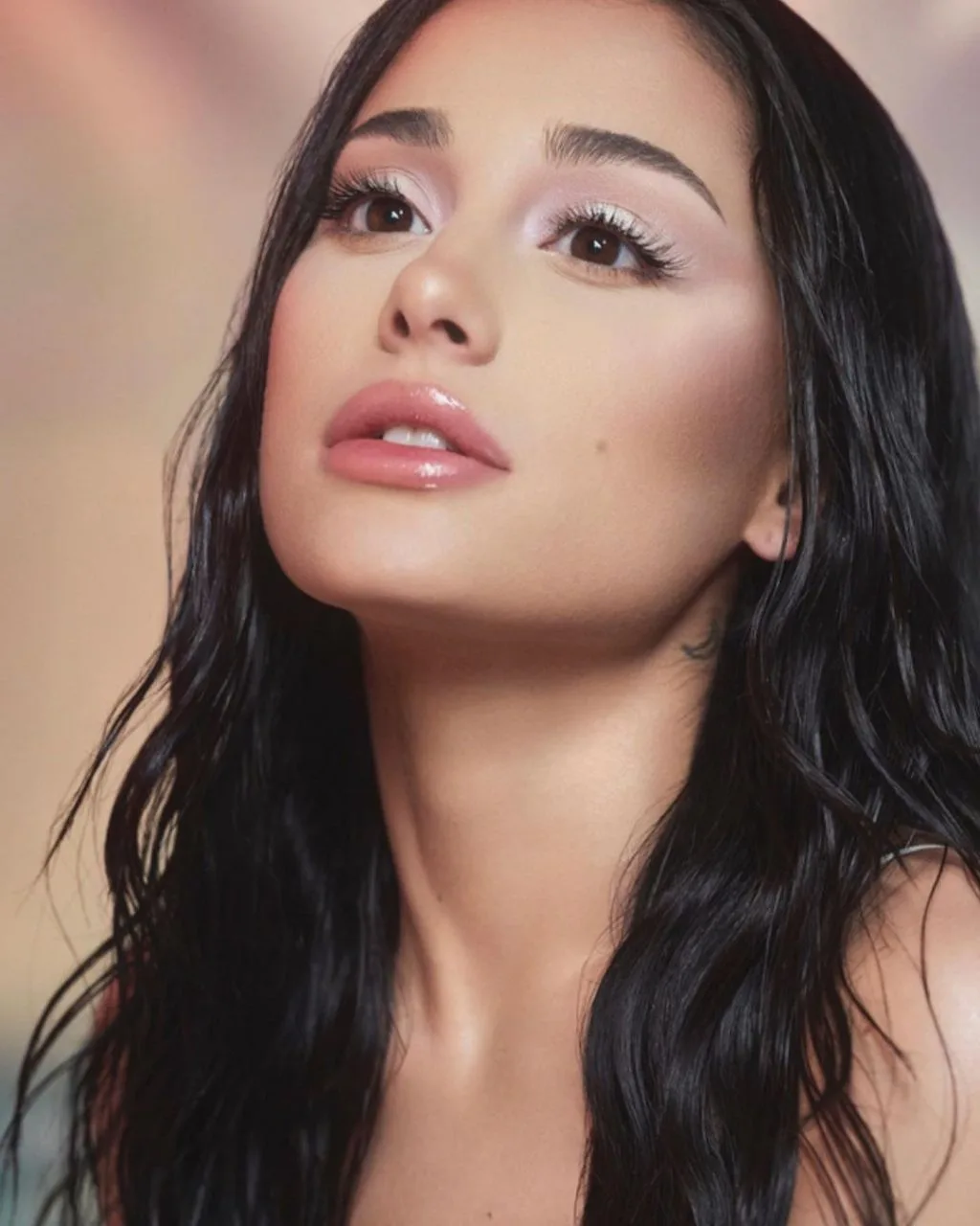 trang điểm đôi bắt búp bê Ariana Grande gợi ý cho mùa Valentine