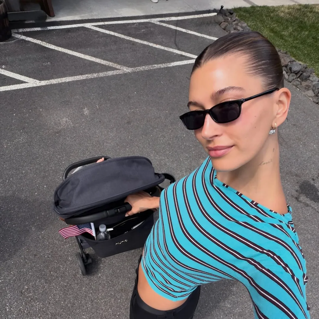 Hình ảnh Hailey Bieber với lớp nền căng bóng tự nhiên.