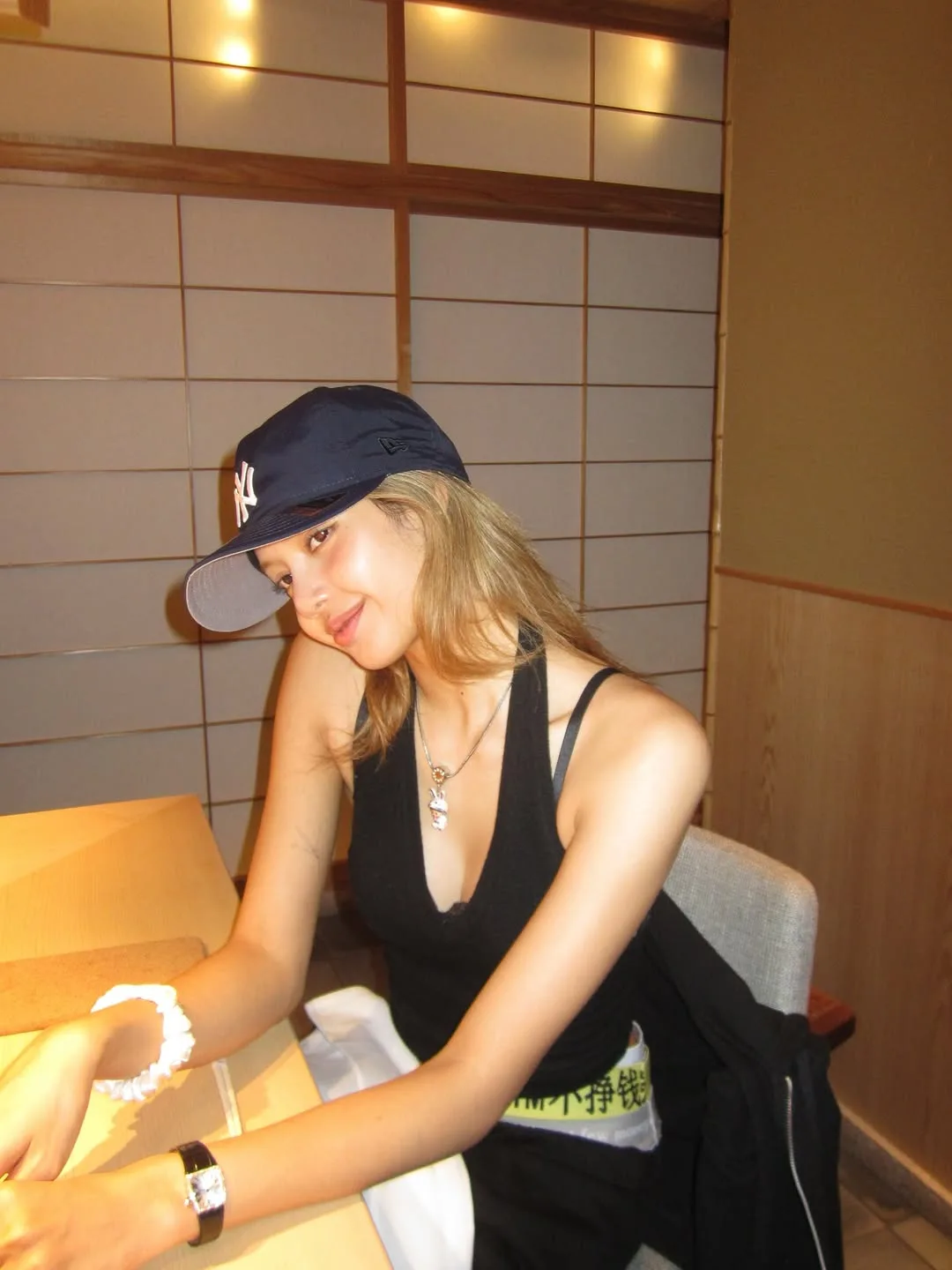 Lisa (BLACKPINK) diện phụ kiện vòng cổ đắt tiền