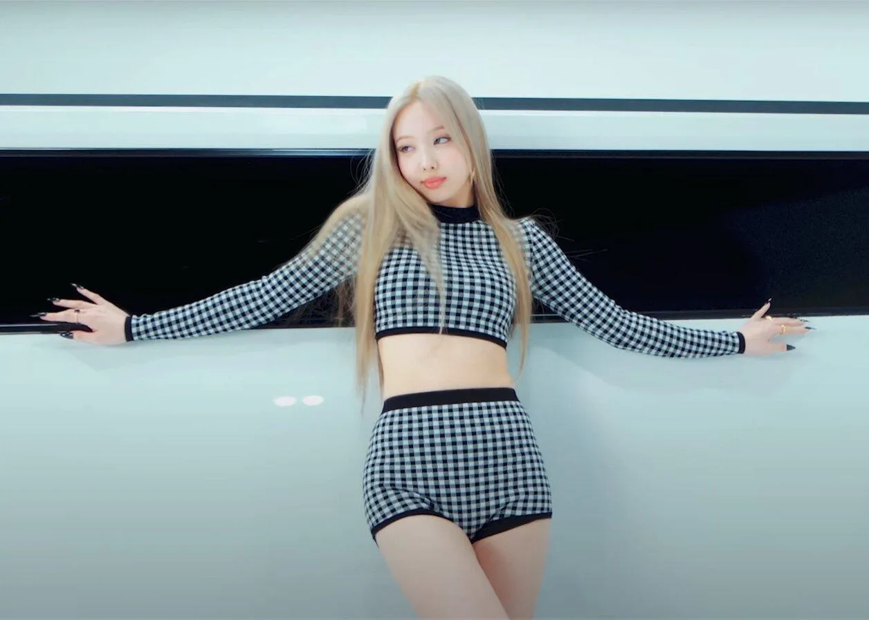 Nayeon trong bộ trang phục thời trang Caro MV POP!