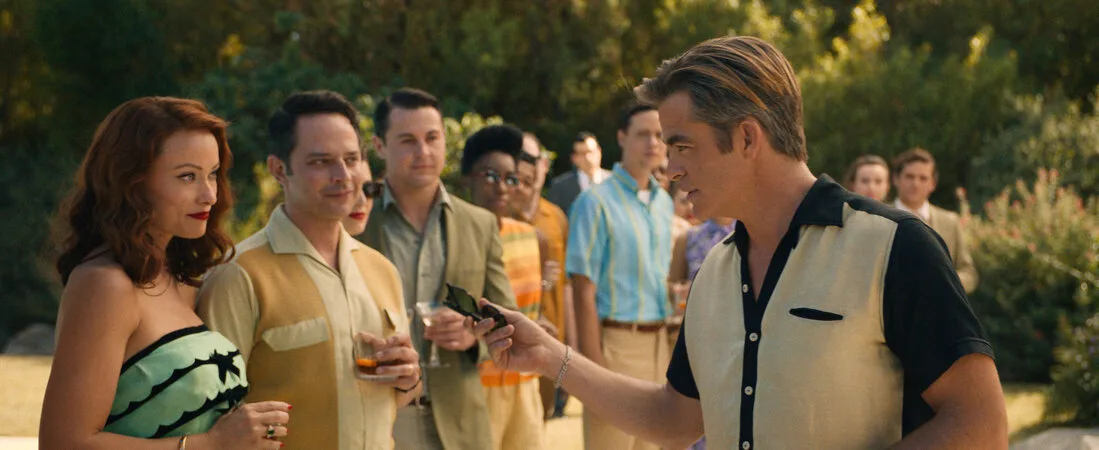 chris pine cầm mắt kính phim Don't Worry Darling
