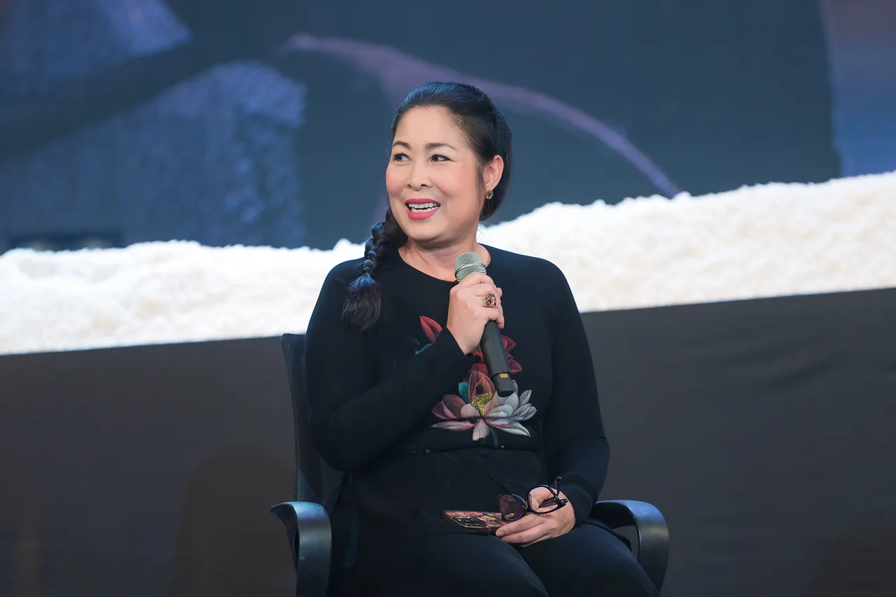 nghệ sĩ hồng vân hai muối