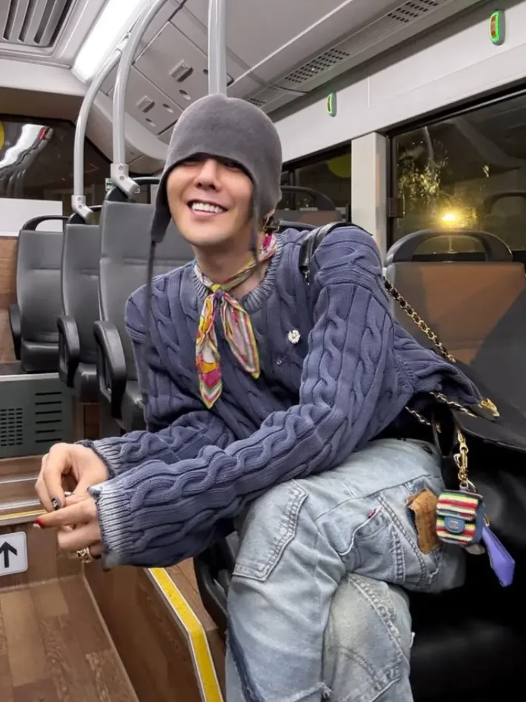 G-Dragon phong trần trong outfit street style cùng mũ len xám và quần jeans rộng.