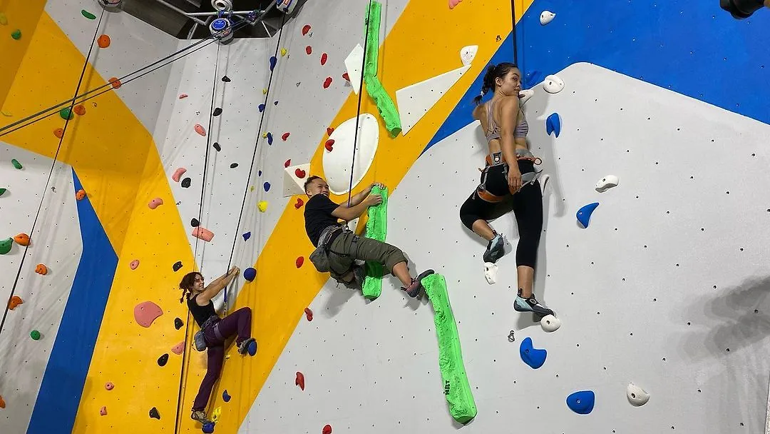 Hình ảnh leo núi nhân tạo tại Push Climbing