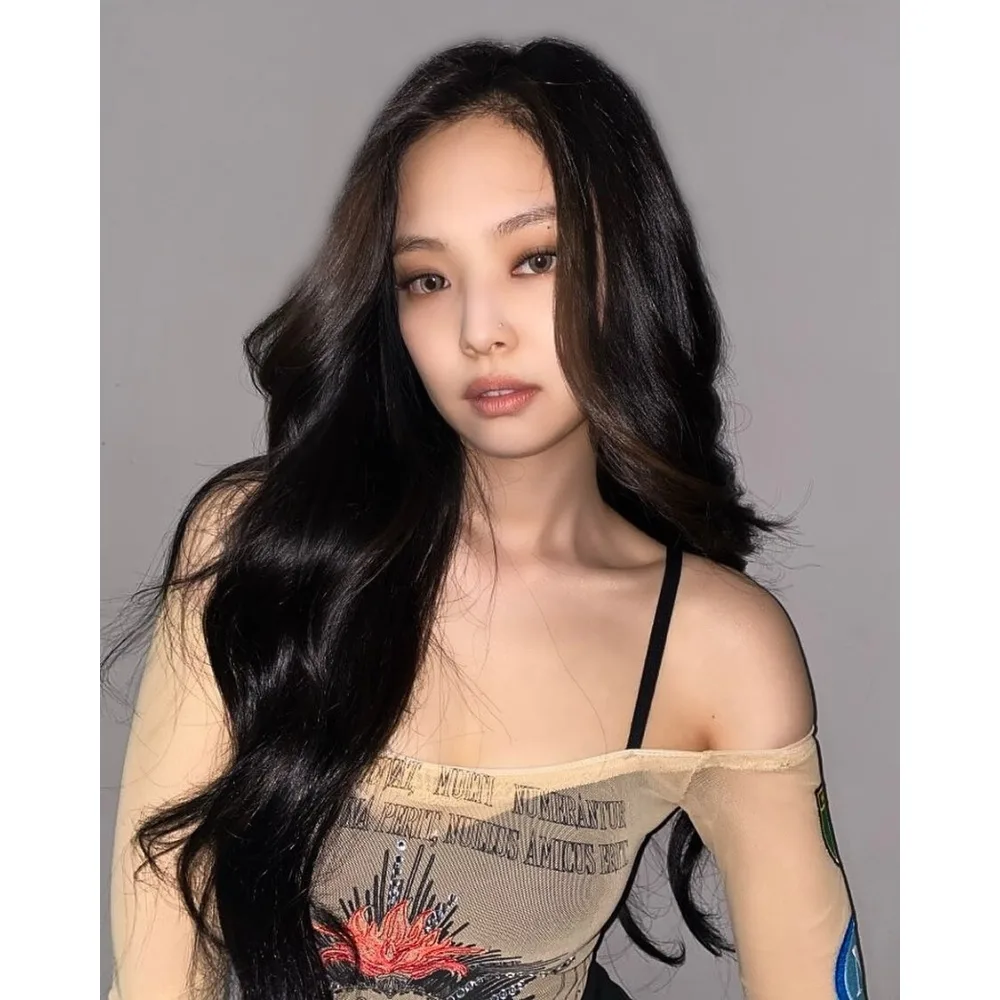 Jennie (BLACKPINK) xõa tóc lệch vai và trang điểm tone nâu mocha mousse