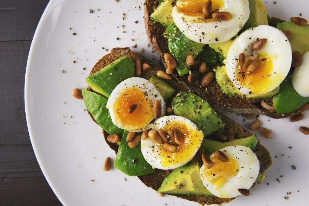 Trứng là nguồn protein dồi dào nhưng kết hợp cùng một mẩu bánh mì sẽ cho bạn năng lượng cần thiết để xây dựng cơ bắp hiệu quả. thực phẩm - trứng