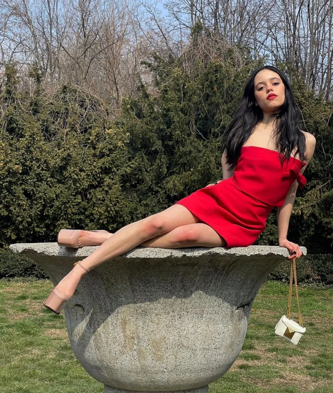 Jenna Ortega mặc váy màu đỏ