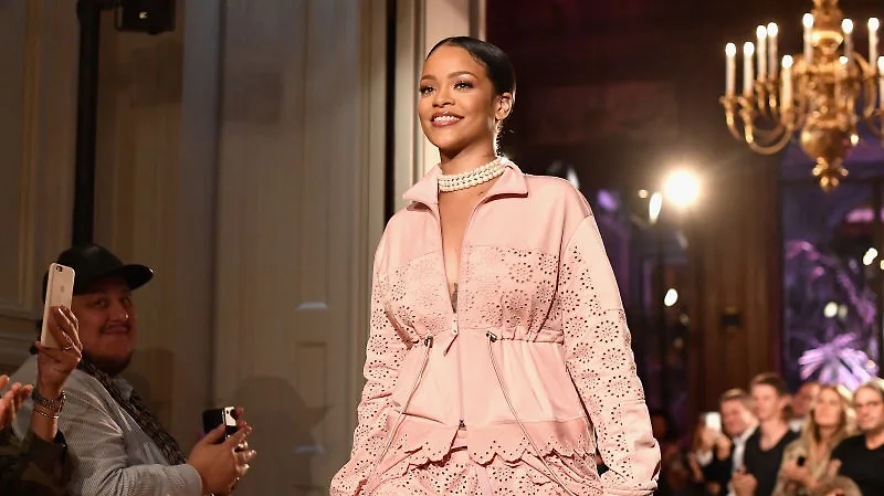 tin thời trang rihanna xuất hiện trên sàn diễn