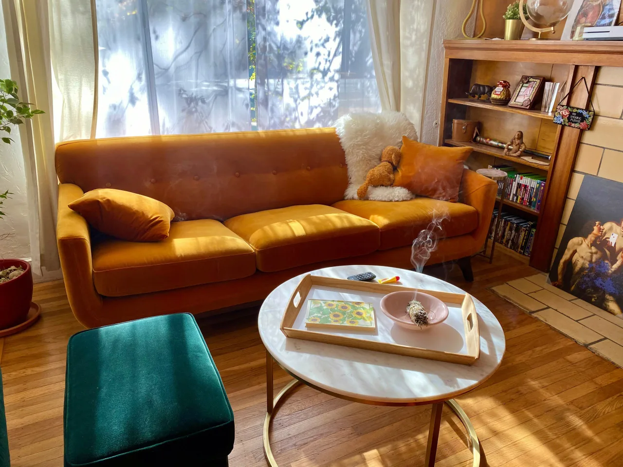 Mùa Thu luôn gợi nhớ đến những gam màu trầm ấm, sofa màu nâu ấm.