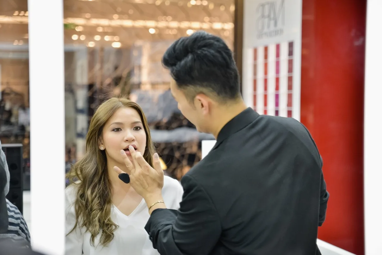 nghệ sĩ trang điểm tại cửa hàng nars 2