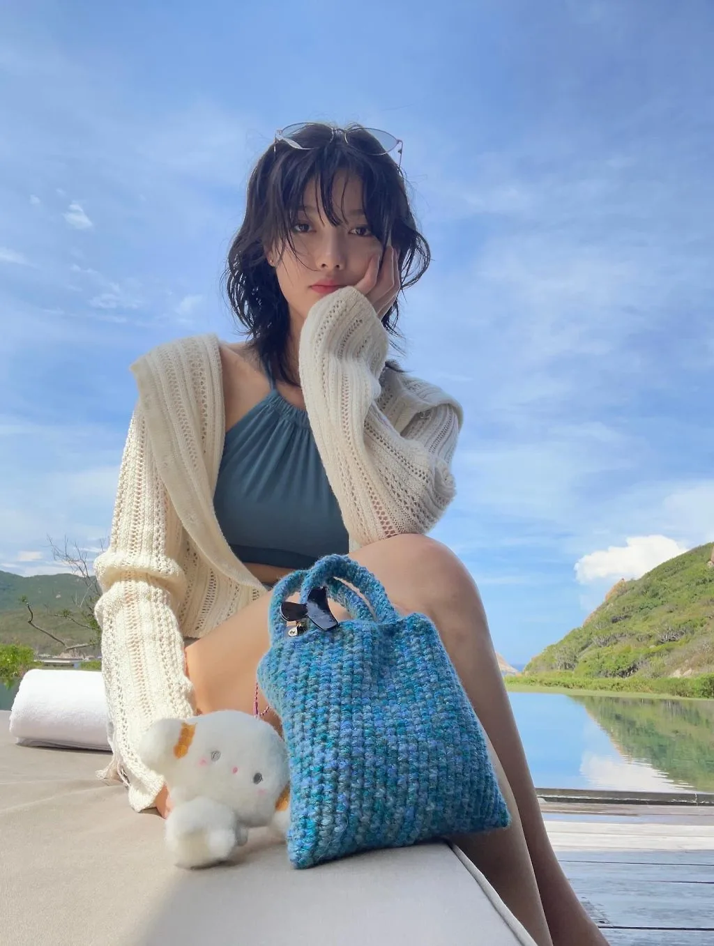 Phong cách nữ tính nhưng vẫn đậm chất riêng của Kim Yoo Jung. 