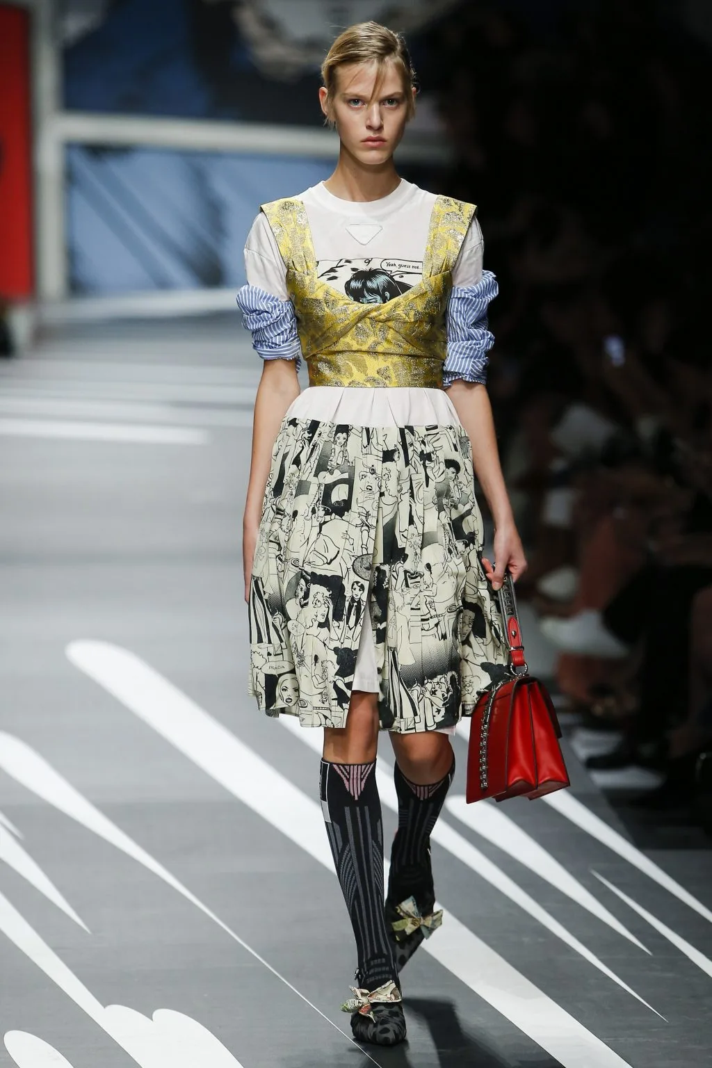 Prada Ready-to-wear Xuân 2018: Về những người phụ nữ mạnh mẽ, náo nhiệt và đầy sức quyến rũ Prada Ready-to-wear Xuân 2018: Về những người phụ nữ mạnh mẽ, náo nhiệt và đầy sức quyến rũ