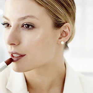 Cách trang điểm đẹp và nhanh cho cô nàng công sở ELLE VN
