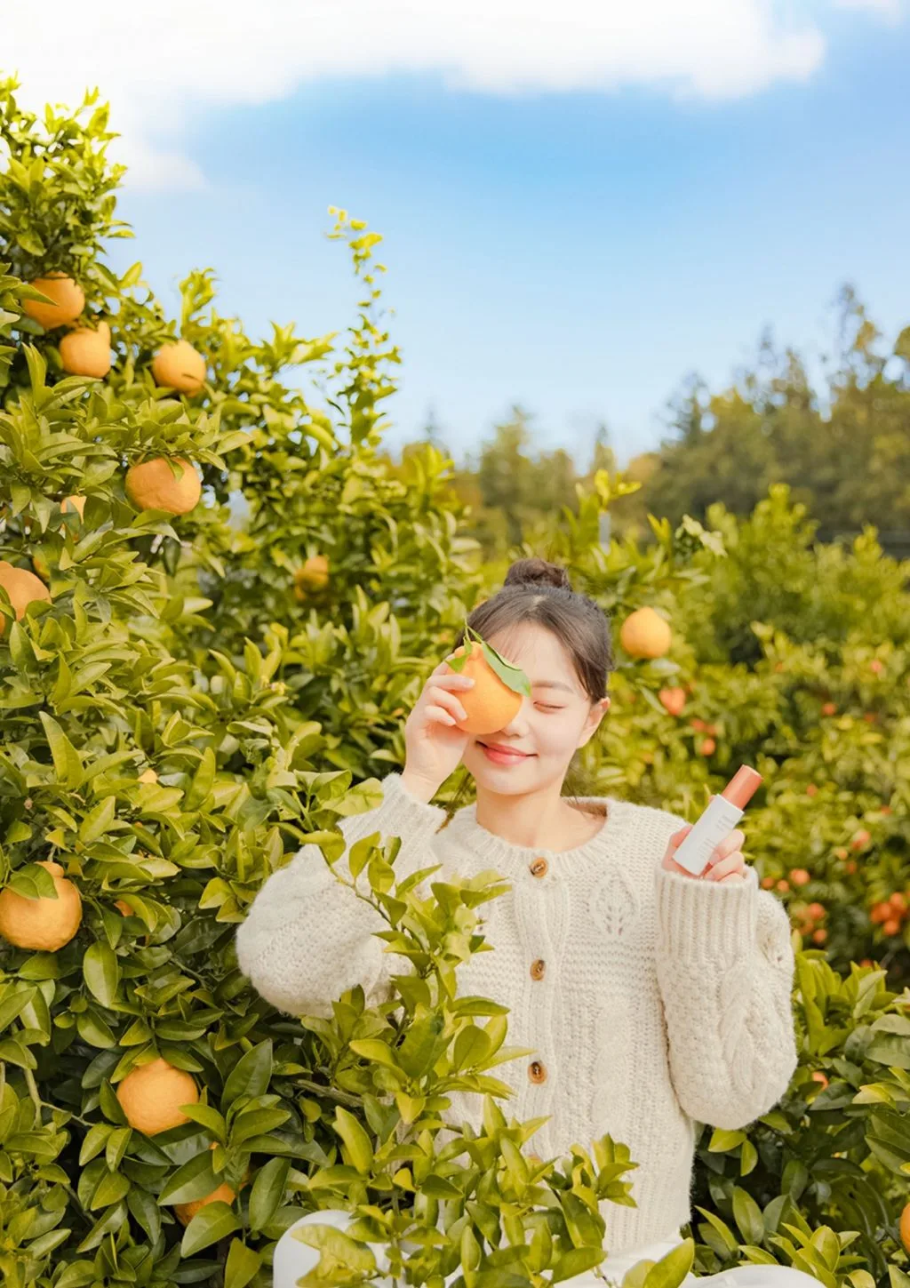 innisfree-Cô gái cầm quả quýt. innisfree-Cô gái cầm quả quýt.