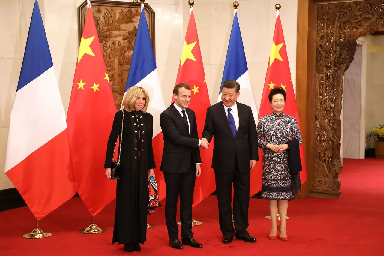 Phong cách thời trang thanh lịch của Phu nhân Tổng thống Pháp khi đến thăm Trung Quốc đầu năm 2018 Phong cách thời trang thanh lịch của Phu nhân Tổng thống Pháp khi đến thăm Trung Quốc đầu năm 2018
