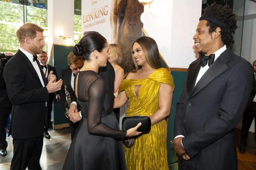 Meghan Markle diện đầm đen và Beyoncé diện đầm vàng ánh kim