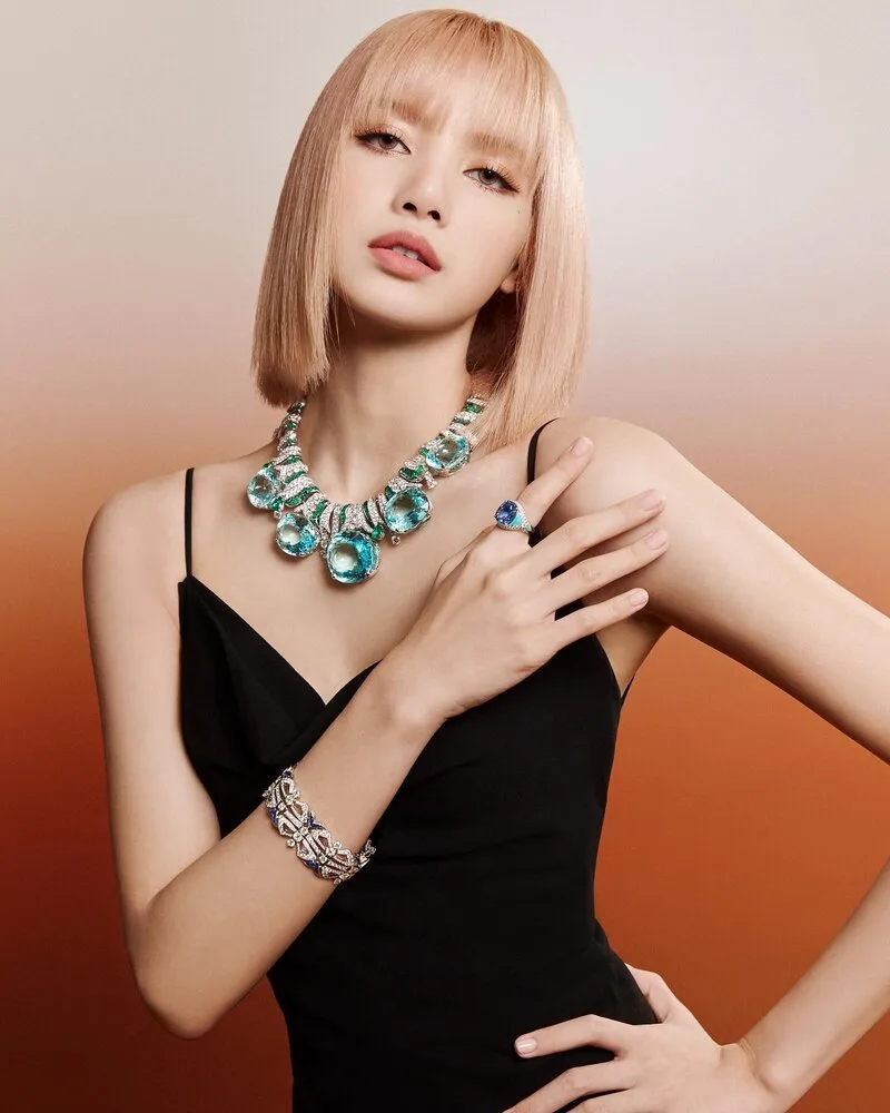 Lisa blackpink diện bộ trang sức đính đá xanh của thương hiệu Bulgari